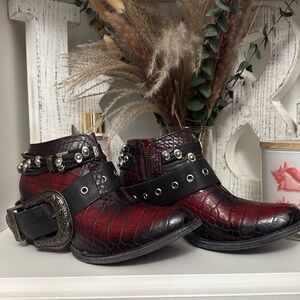 Like New FREEBIRD BOOTIES